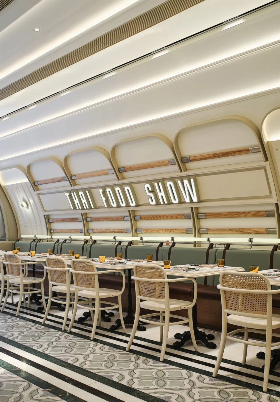 深圳龙华中海锦城现代美式风格西餐厅装修案例墙面装饰
