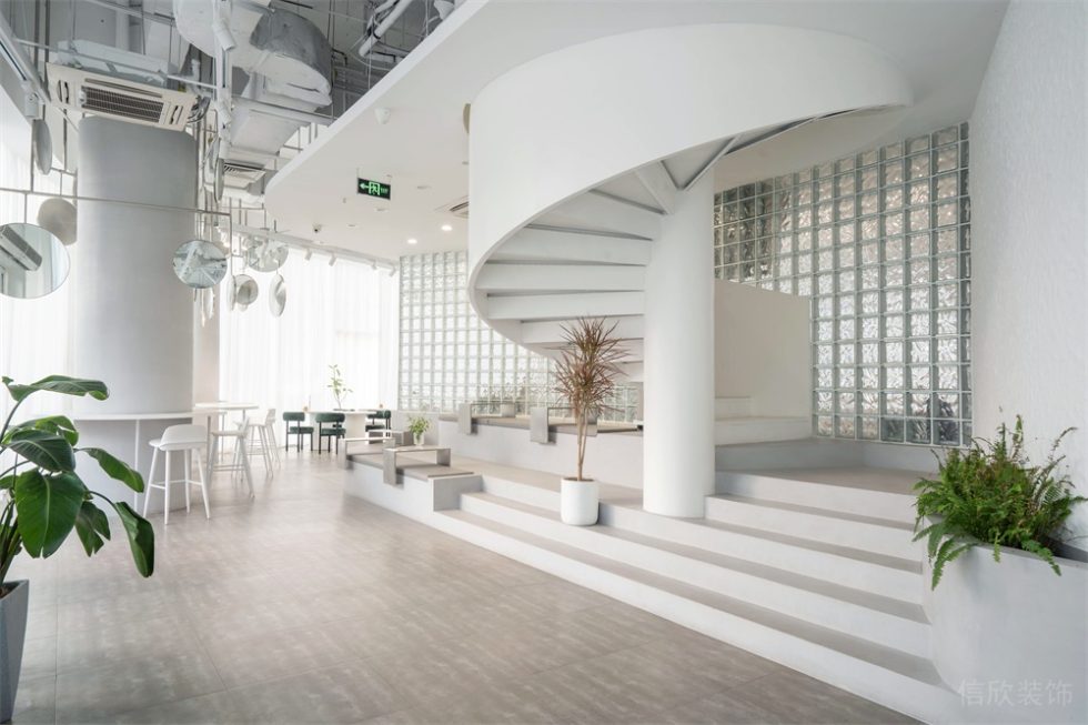 深圳南山缤纷商业中心白色极简自然风咖啡厅装修案例纯白色旋转楼梯