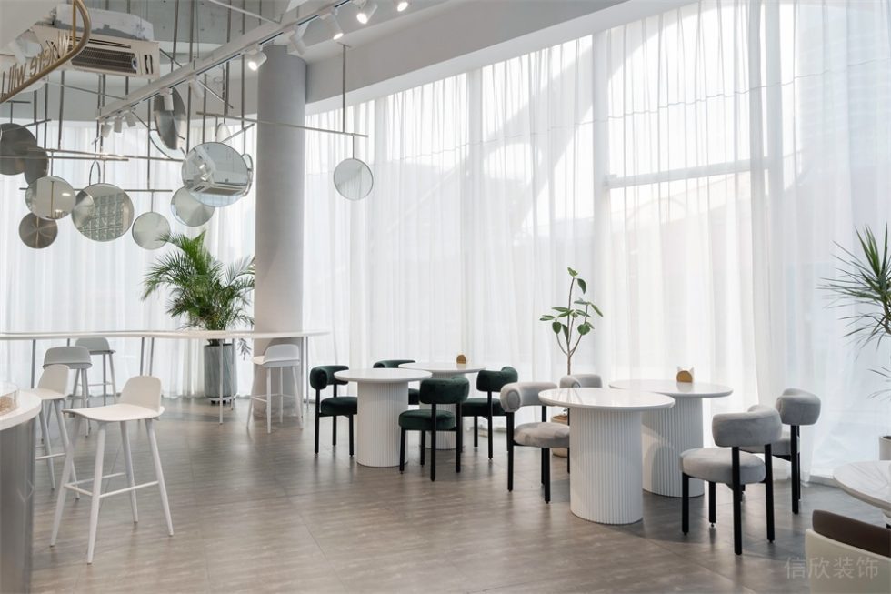 深圳南山缤纷商业中心白色极简自然风咖啡厅装修案例散座区家具组合