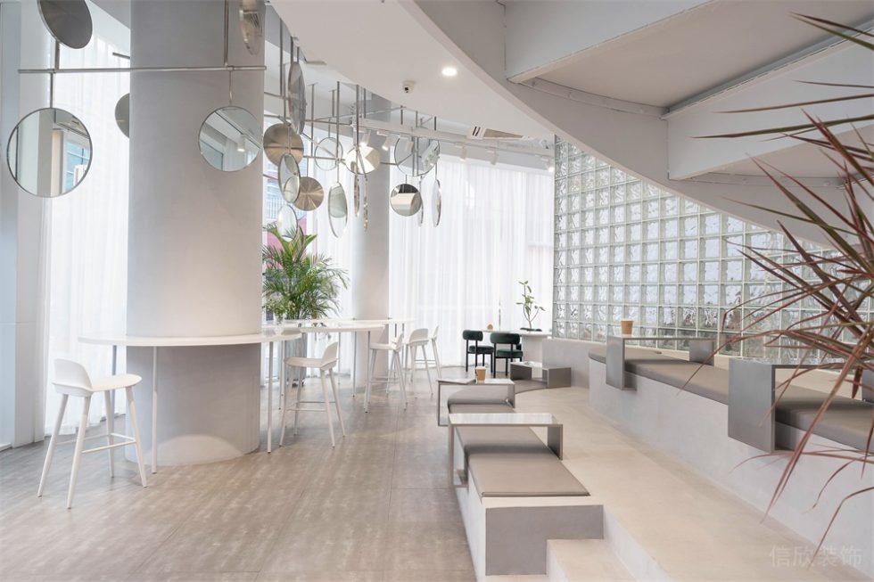 深圳南山缤纷商业中心白色极简自然风咖啡厅装修案例柱子圆环造型吧台