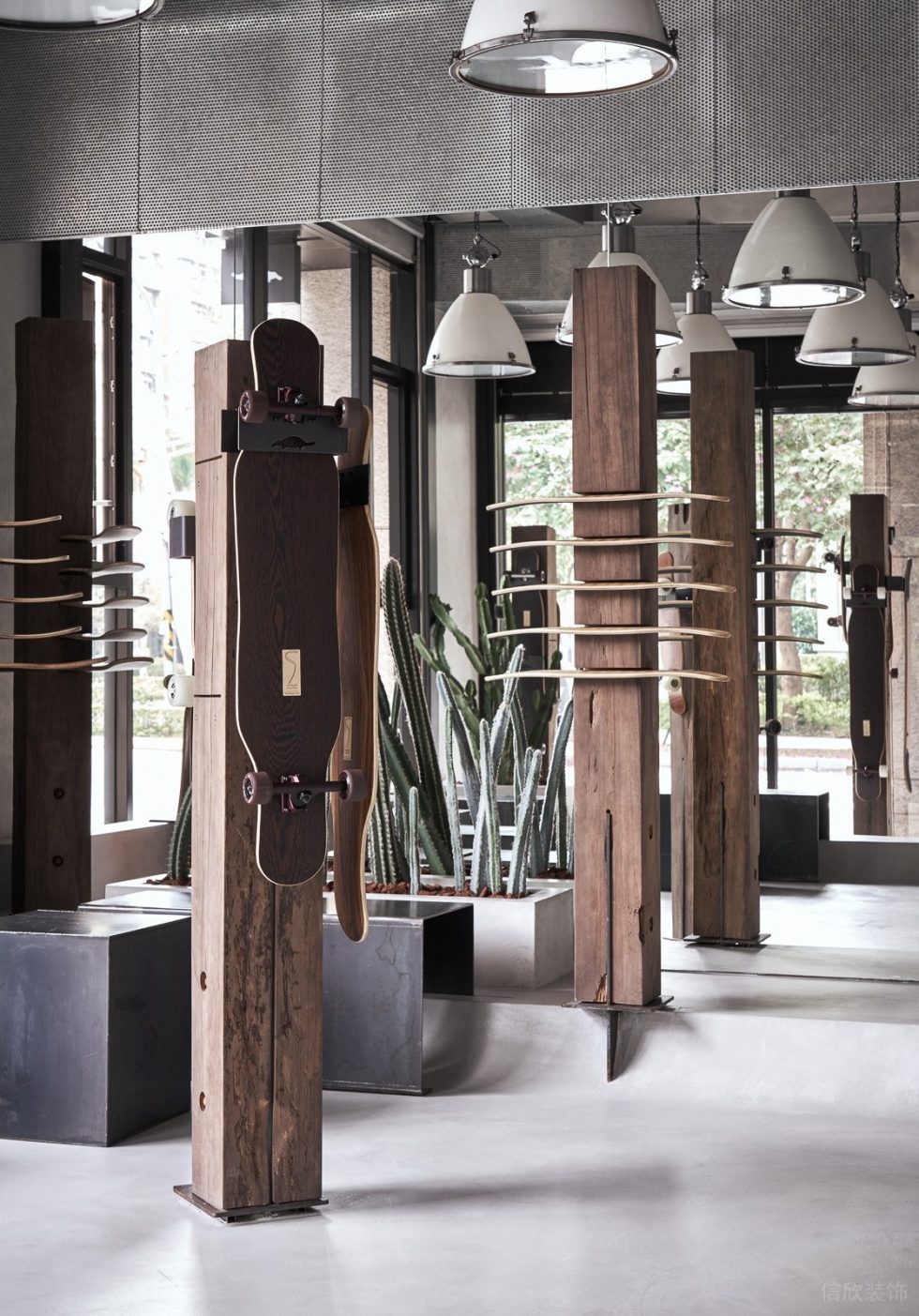 深圳市龙华区民治維也納滑板品牌概念店装修设计实木柱子展架