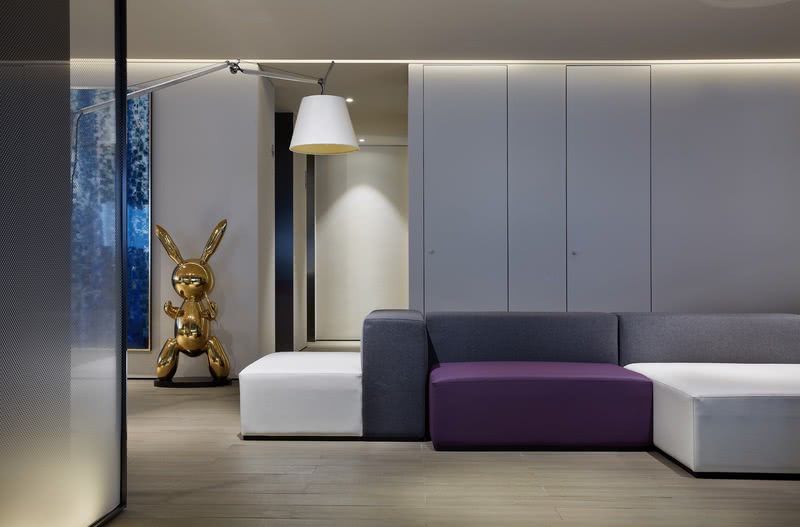 集浩大厦办公室休息区布艺硬包紫色沙发