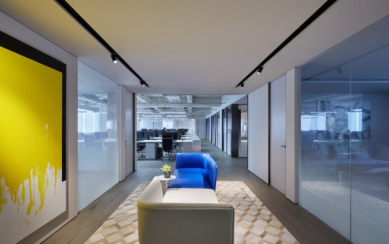 集浩大厦办公室洽谈区蓝色沙发装修