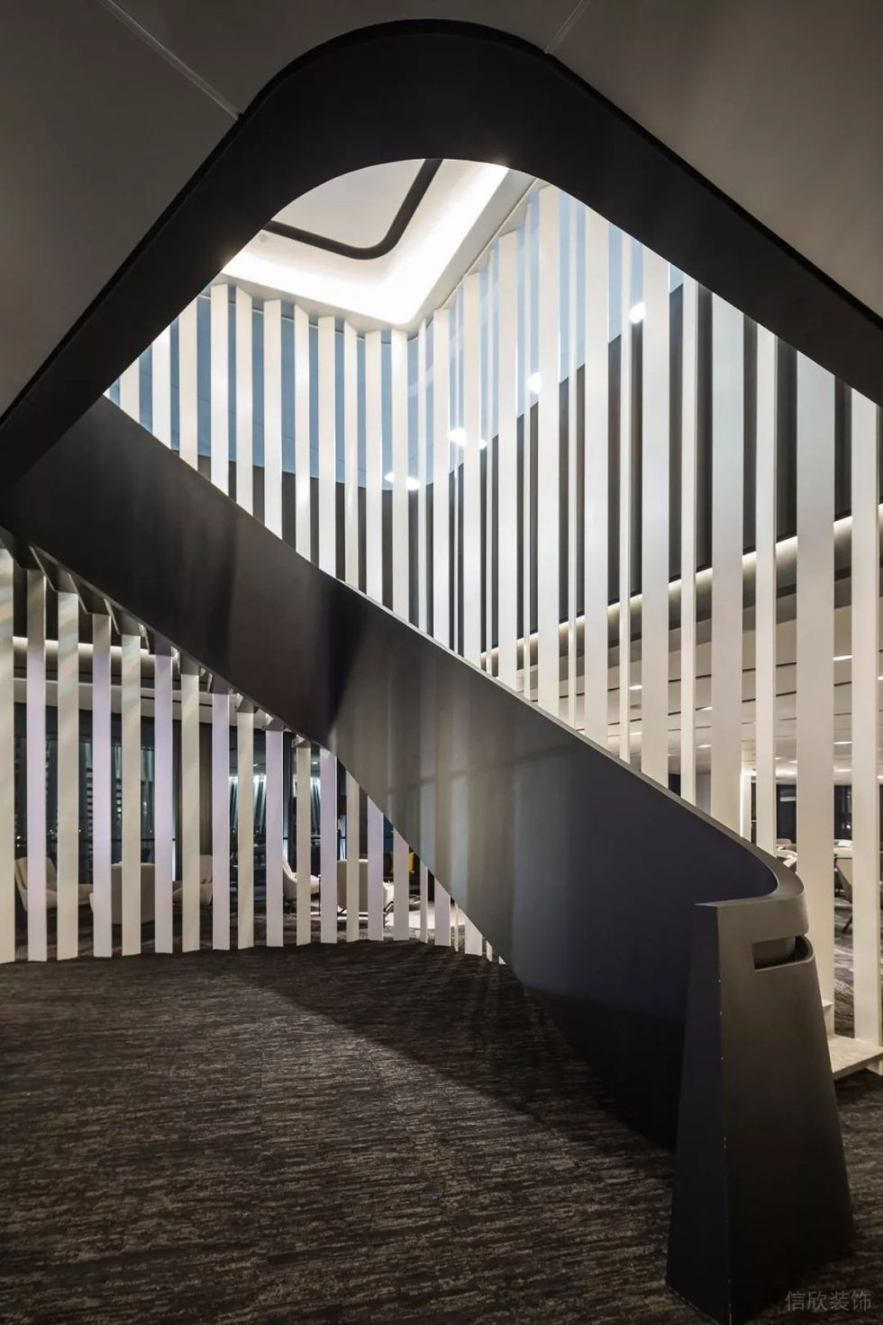 深圳福田中心商务大厦1300平方米黑白灰现代风办公室装修案例楼梯厅