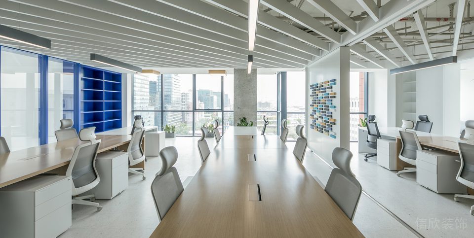 深圳罗湖深城投中心800平方米简约工业风办公室装修案例办公区桌椅组合