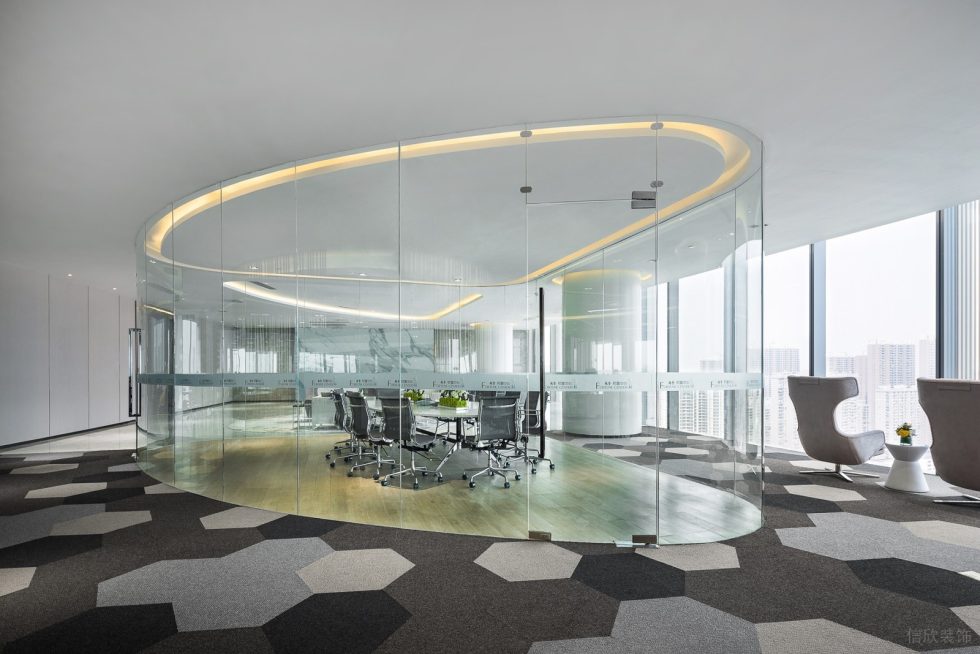 深圳南山振业国际商务中心800平方米现代轻奢风办公室装修案例会议室圆弧玻璃隔断