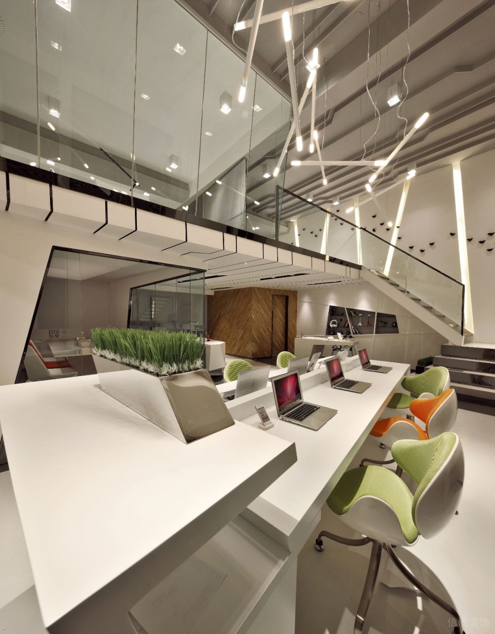 深圳宝安稻兴环球科创中心350平方米现代主义科幻风loft办公室装修案例一层工作区