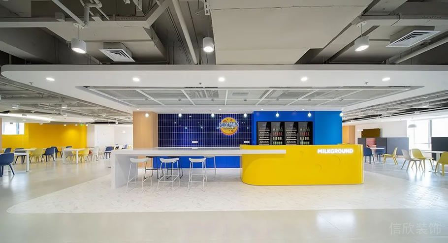 深圳龙岗宝能科技园3000平方米蓝白黄色调简约风办公室装修案例员工餐厅