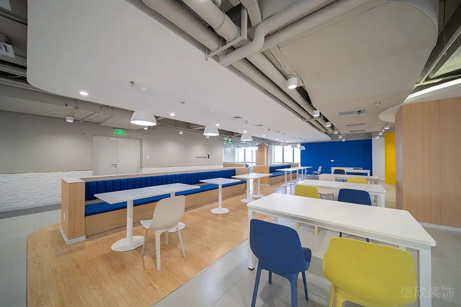 深圳龙岗宝能科技园3000平方米蓝白黄色调简约风办公室装修案例员工餐厅卡座