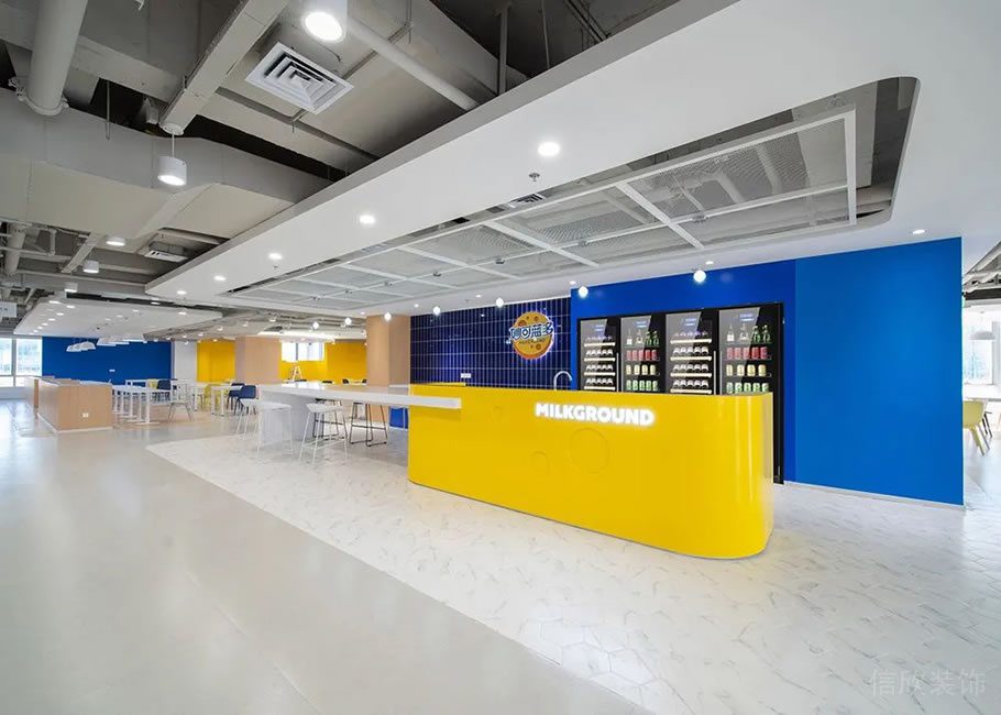 深圳龙岗宝能科技园3000平方米蓝白黄色调简约风办公室装修案例员工餐厅水吧区