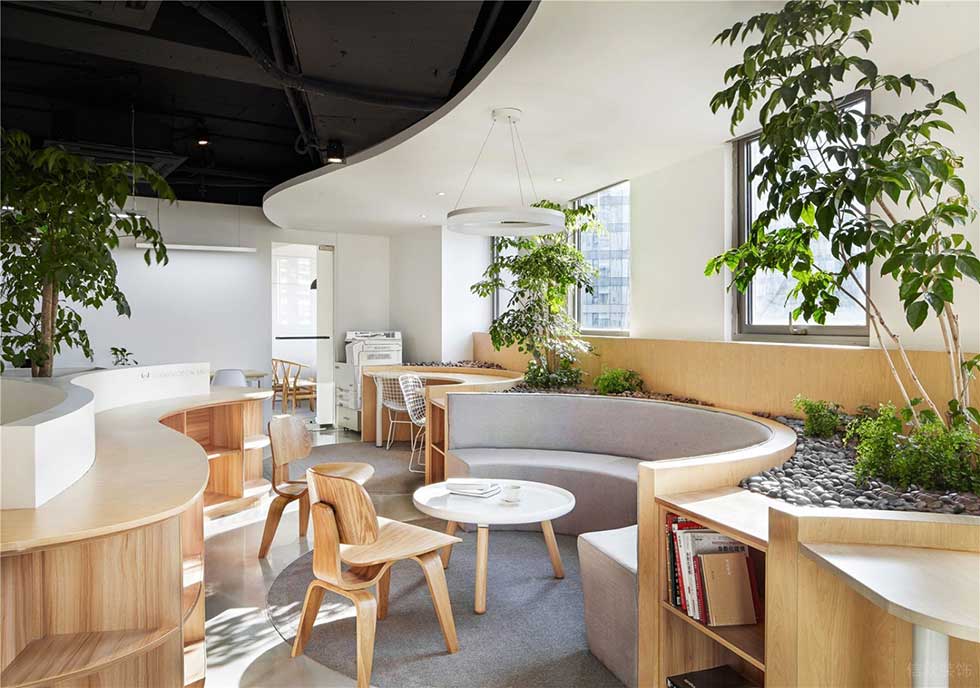 深圳龙岗红盒子创意园90平方米北欧田园风小型办公室装修案例休闲洽谈区绿植景观
