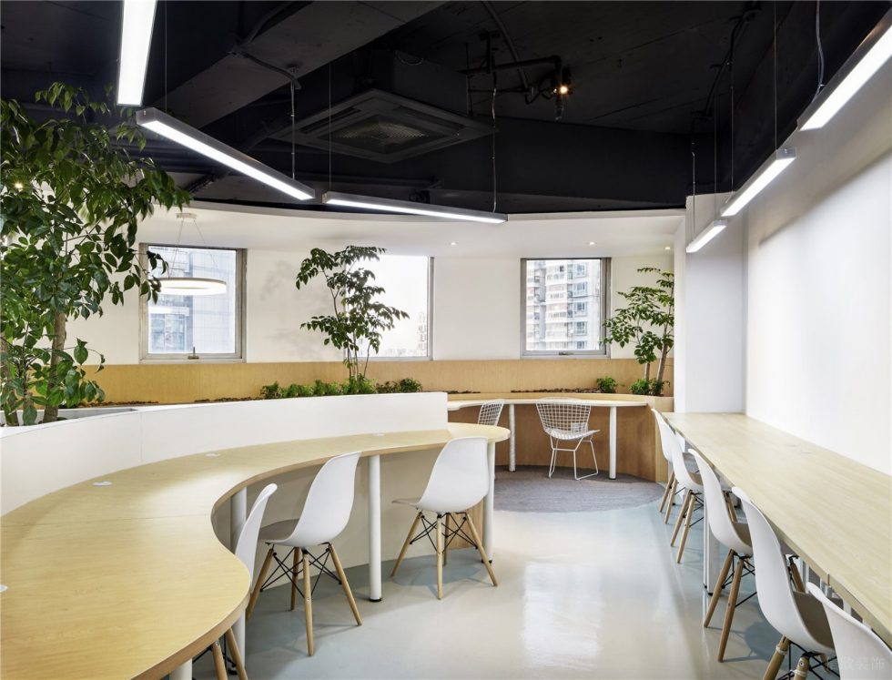 深圳龙岗红盒子创意园90平方米北欧田园风小型办公室装修案例办公区弧形工作台