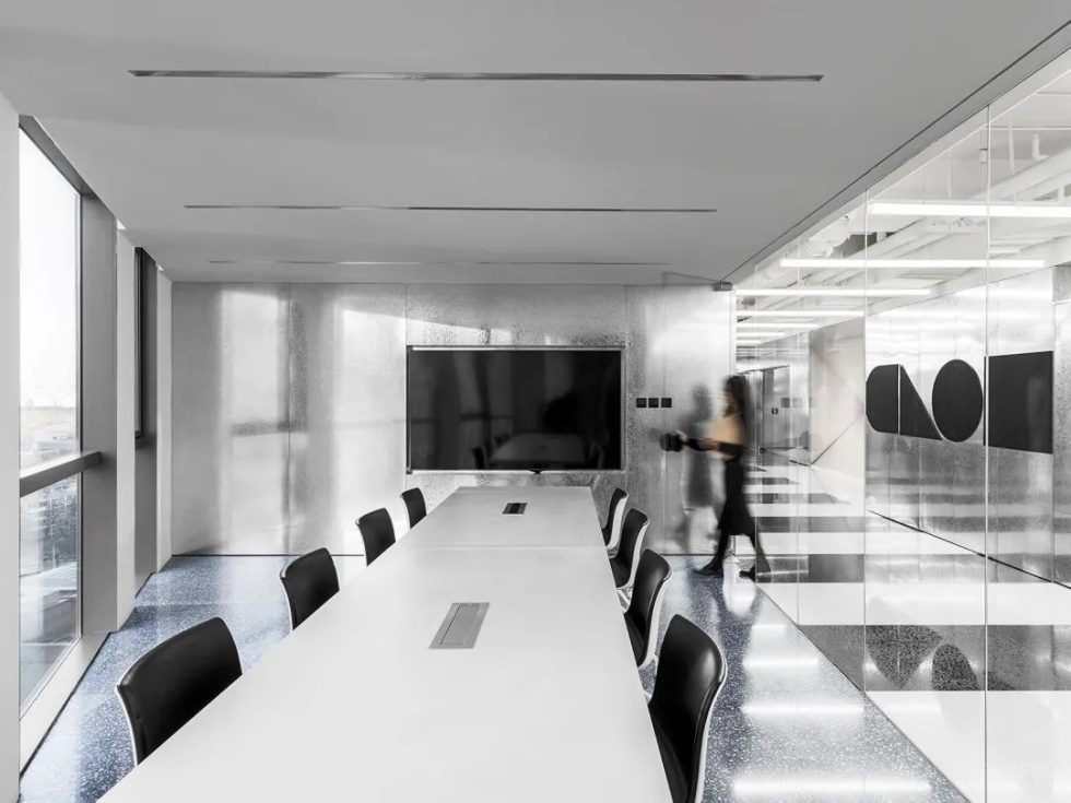 深圳龙岗和中心380平方米现代主义工业风办公室装修案例会议室