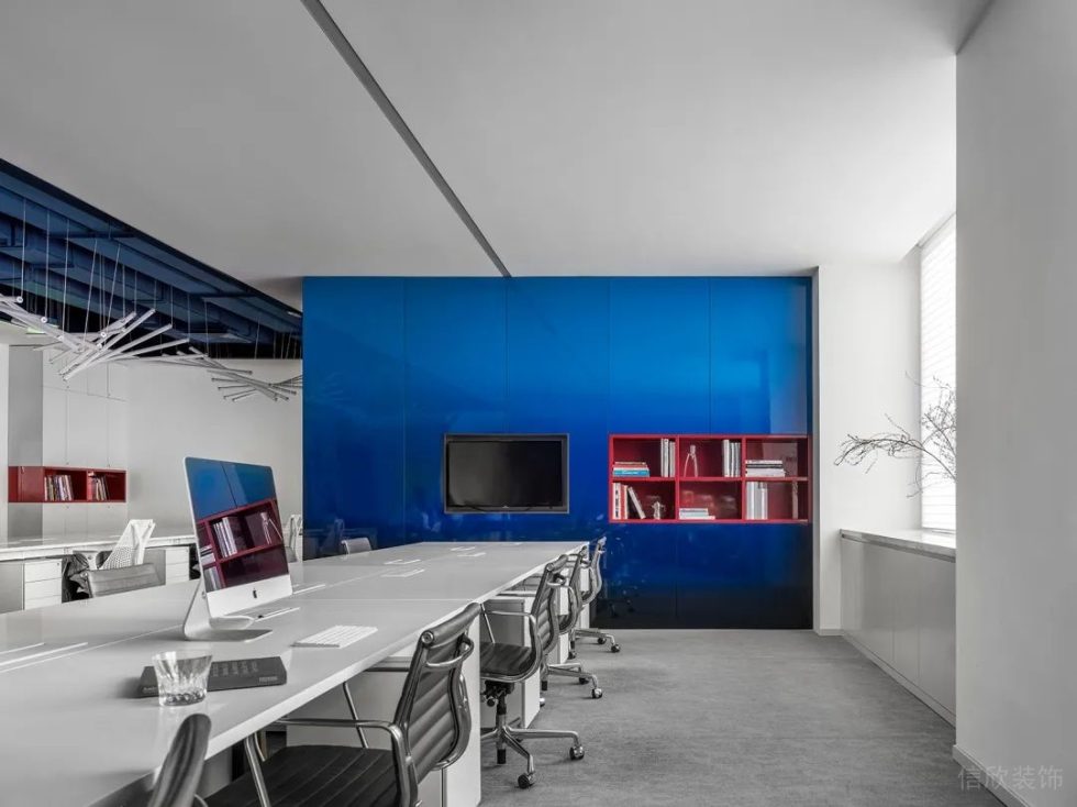 深圳龙岗科尔达大厦900平方米极简艺术风办公室装修案例开放式办公区宝蓝色烤漆饰面板背景墙