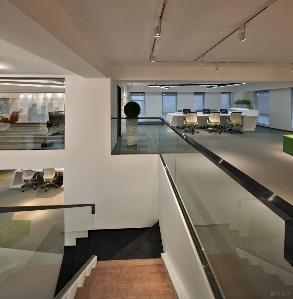 深圳罗湖物资控股置地大厦900平方米现代主义时尚风loft办公室装修案例二层开放式工作区