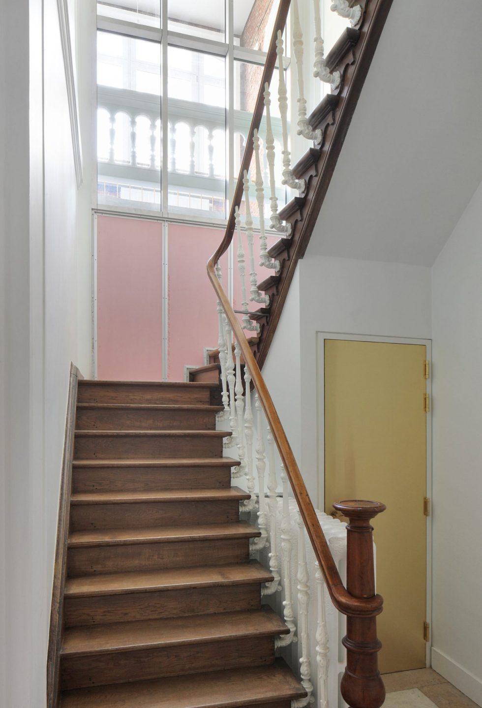白鹿广场简约欧式办公室装修设计方案 实木楼梯