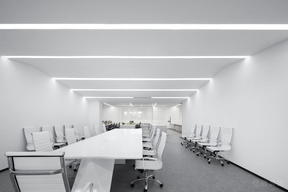 苍松大厦白色调简约风办公室装修设计案例 开放式大会议室