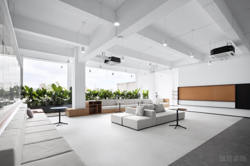 苍松大厦白色调简约风办公室装修设计案例 前台沙发接待区 (2)