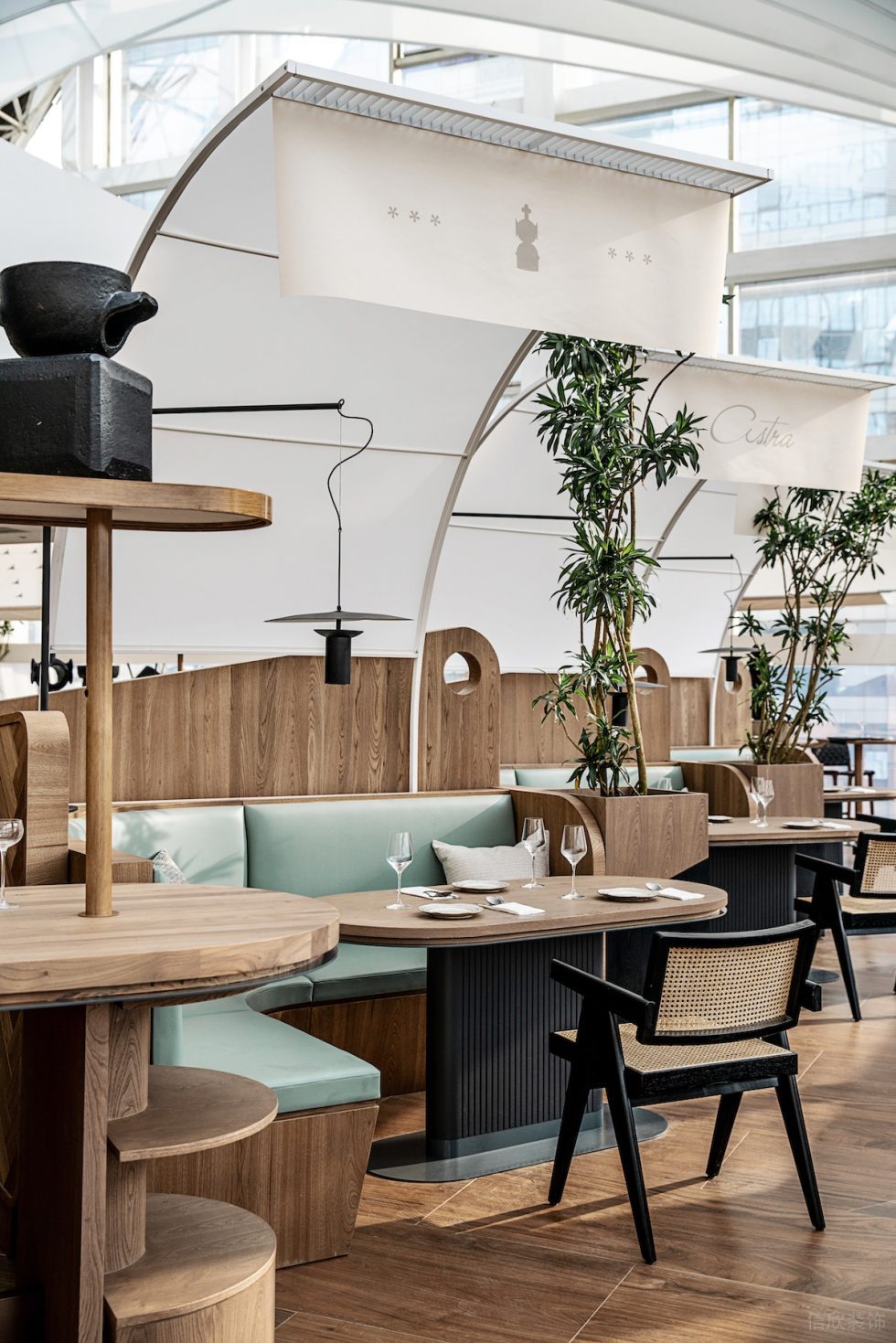 动感美式餐厅拐角沙发用餐区装修设计