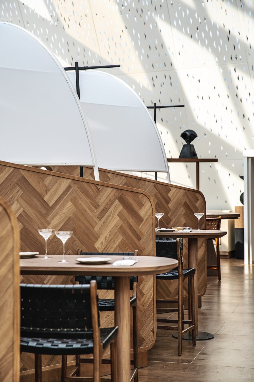 动感美式餐厅咖色座椅用餐区装修设计