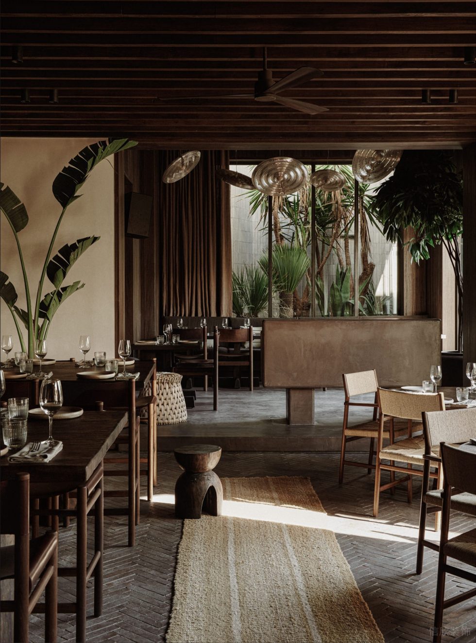 复古田园风西餐厅将翠绿绿植引入室内装修设计