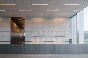 海松大厦现代原木风咖啡店装修设计方案 店铺前台大厅