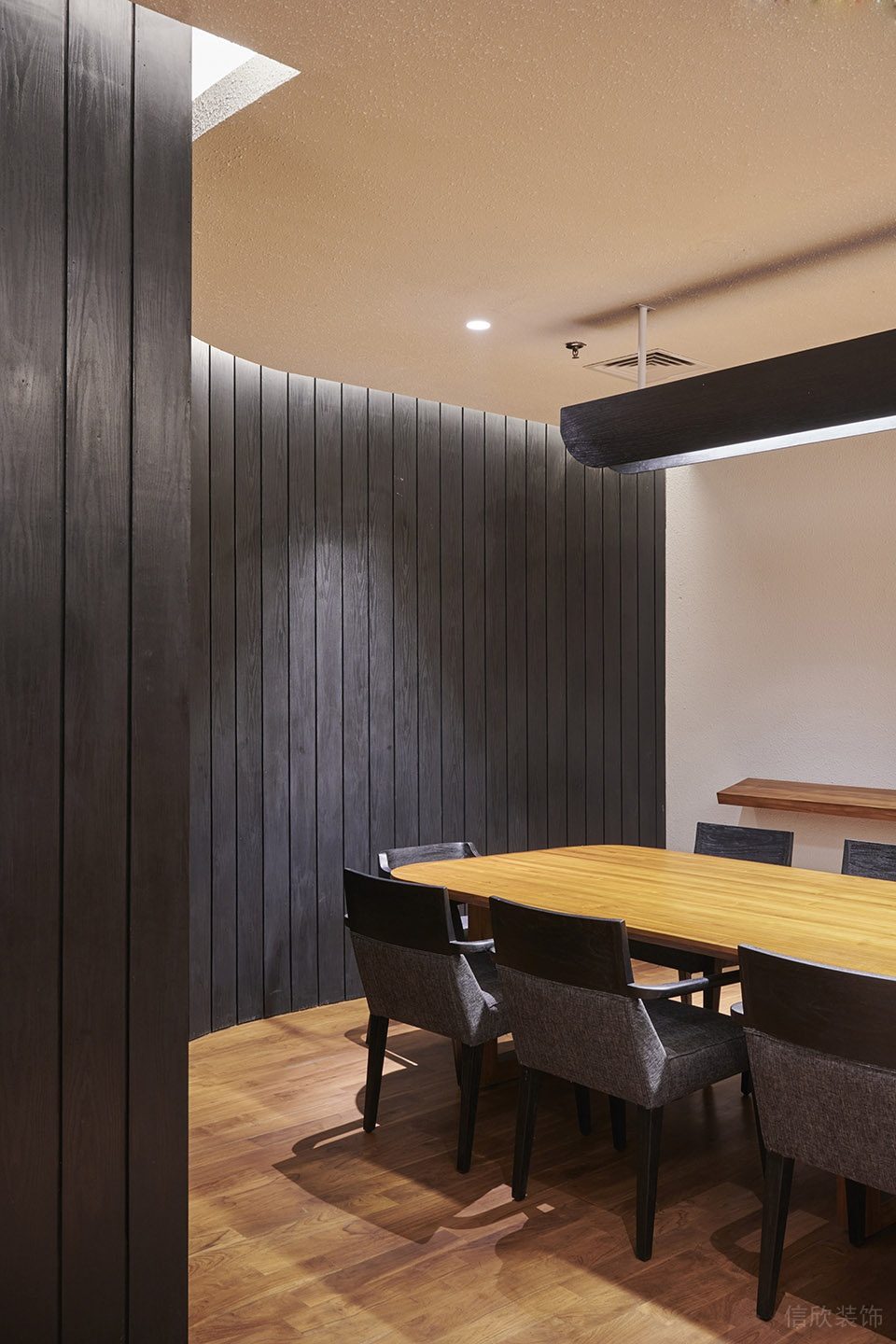 黑色极简风餐厅黑丝木质栅格背景墙装修设计