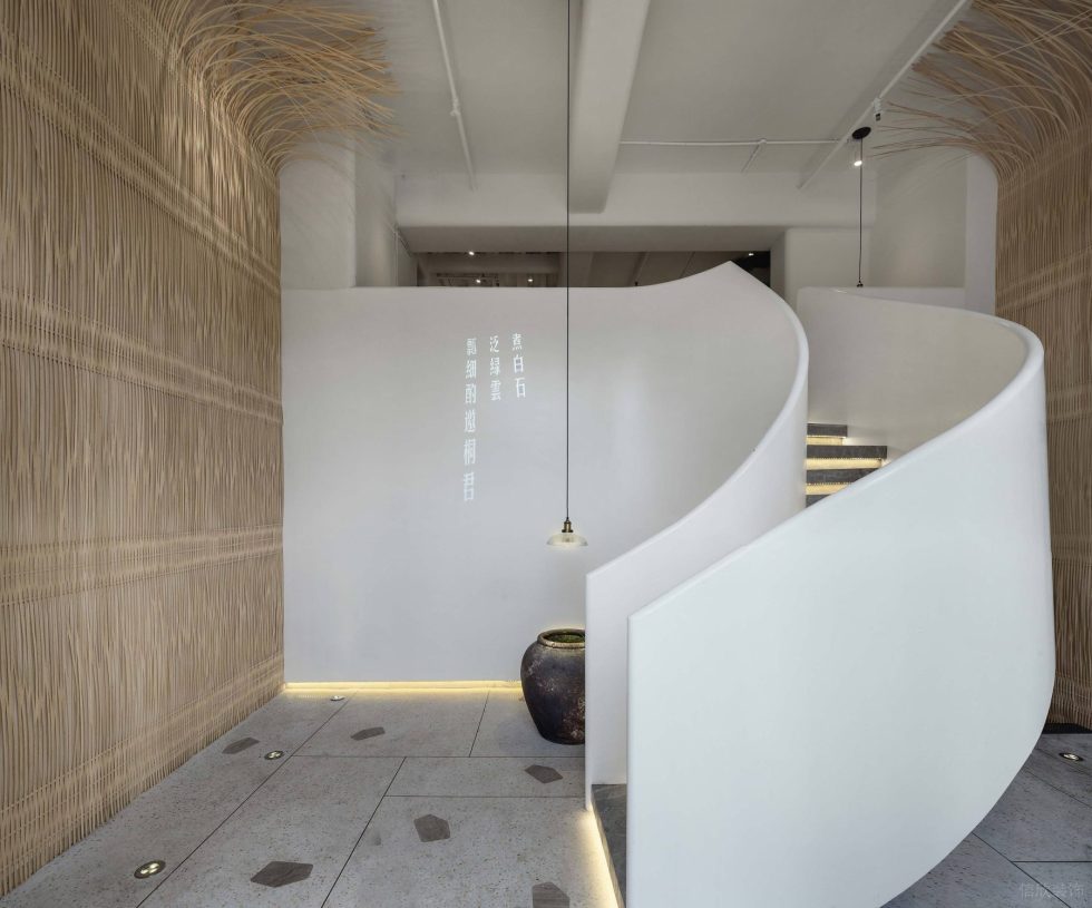 简约原木风中餐厅白色旋转楼梯装修设计