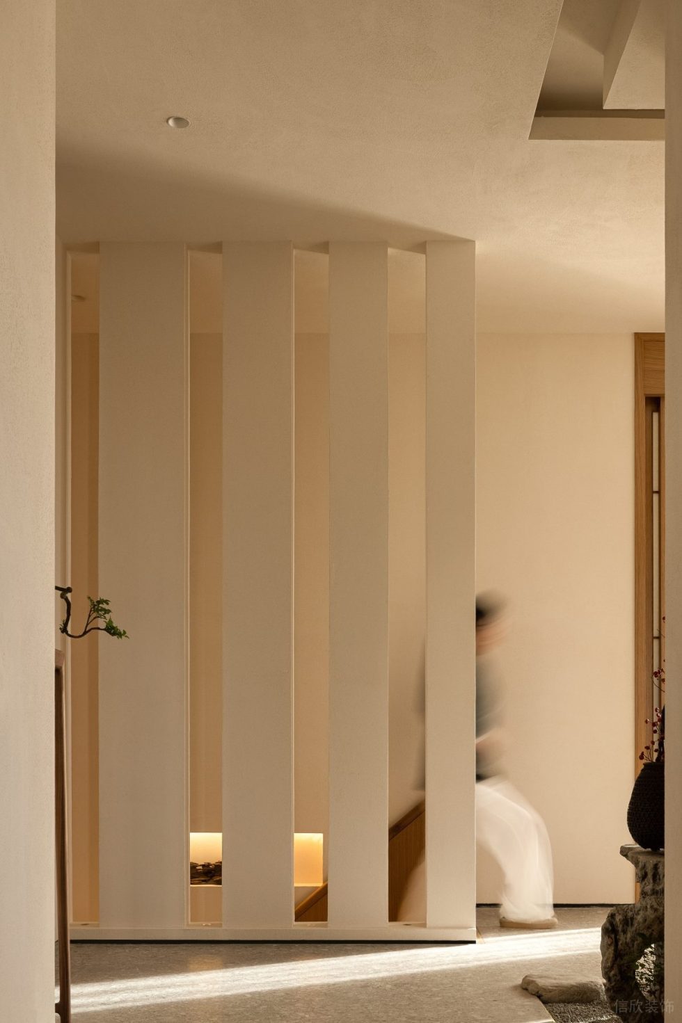 日式原木风茶室镂空隔断装修设计