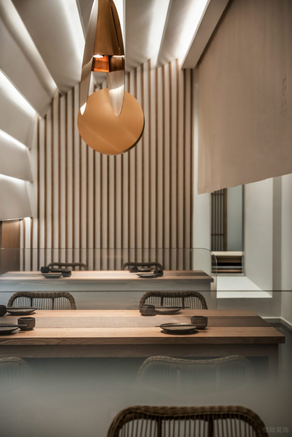 日式原木风餐厅原木深色木质背景墙装修设计