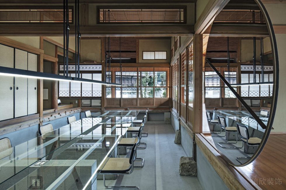 时间谷创意大厦日式原木风办公室装修方案 透明钢化玻璃桌面