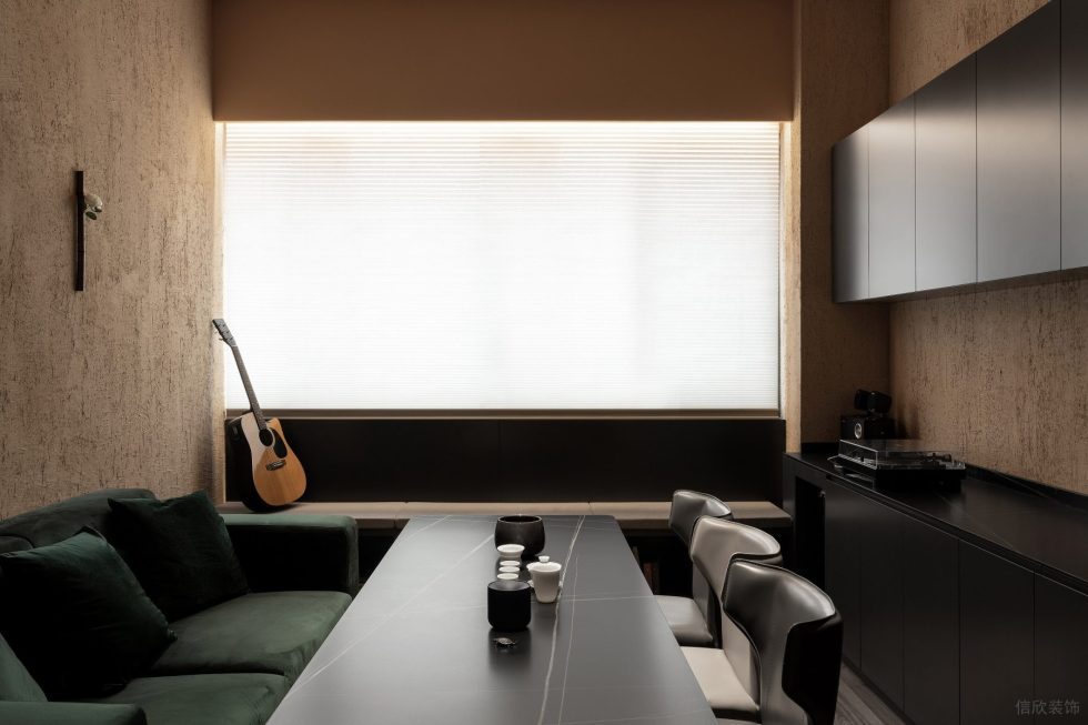 深色调现代低奢办公室装修方案 茶水间绿色绒布沙发