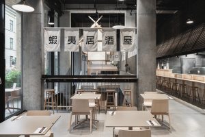 深圳宝安复古日式餐厅温馨楼梯旁餐位装修设计