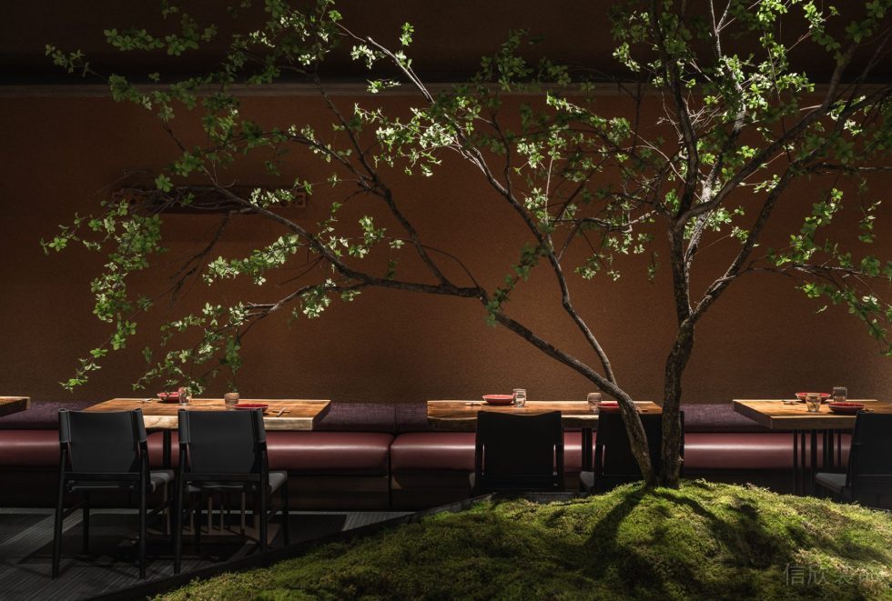 深圳福田新中式木质餐厅夯土墙背景装修设计