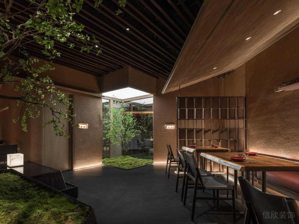 深圳福田新中式木质餐厅木板抽缝天花板装修设计