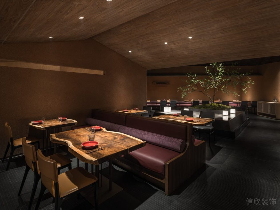深圳福田新中式木质餐厅木板平贴天花板装修设计