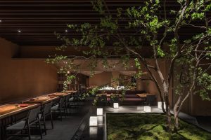 深圳福田新中式木质餐厅室内造景装修设计