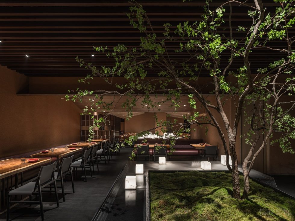 深圳福田新中式木质餐厅室内造景装修设计