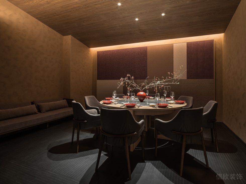 深圳福田新中式木质餐厅暗层灯装修设计