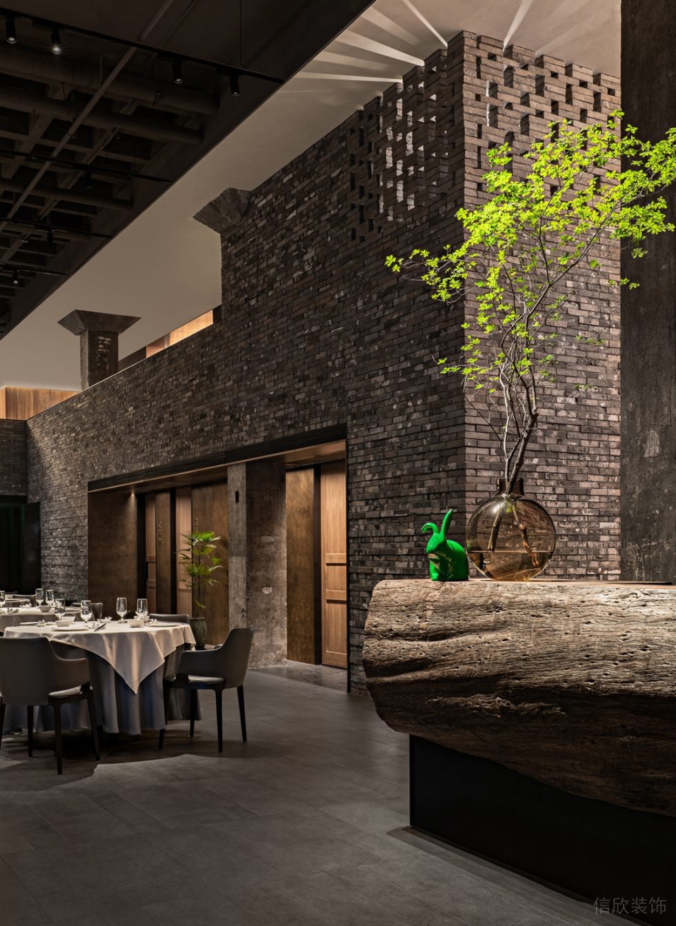 深圳福田新中式文化砖餐厅灰色水泥地面装修设计