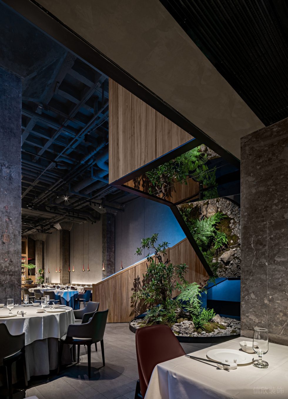 深圳福田新中式文化砖餐厅镜面反射装修设计