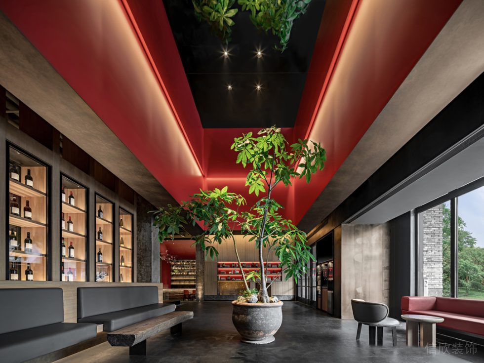 中式餐厅酒柜红色天花吊顶