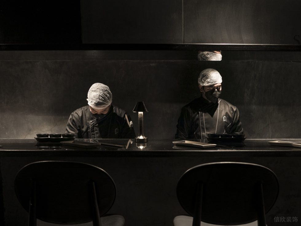 深圳龙华区黑色金属酒吧黑色肌理漆烹饪区装修设计