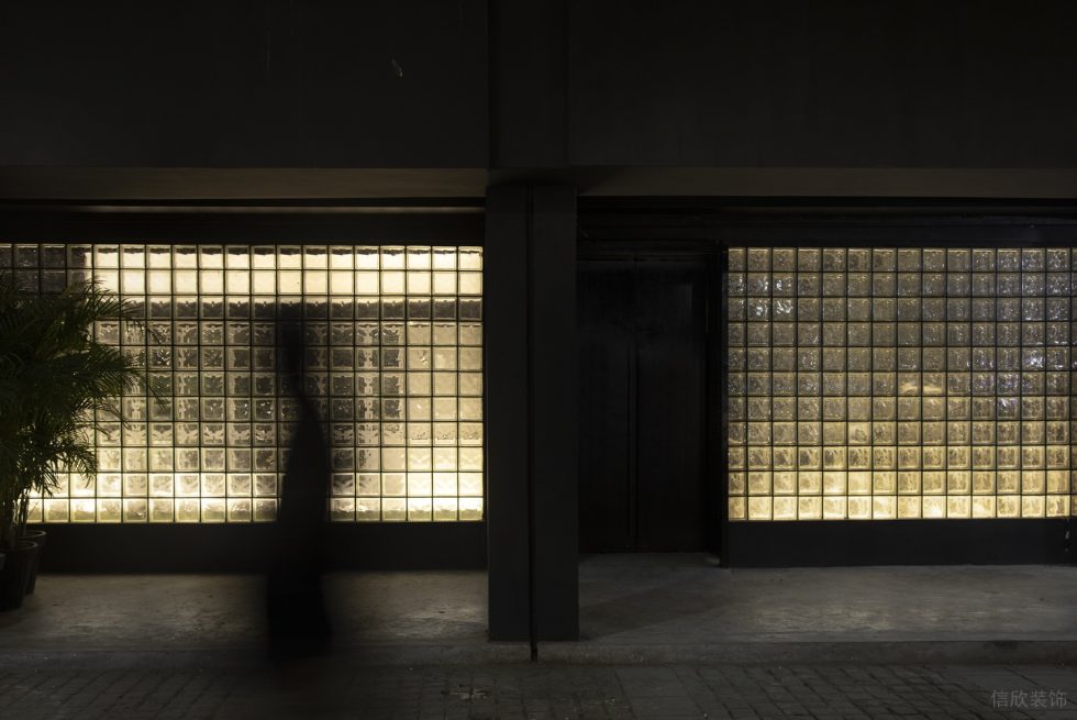 深圳龙华区黑色金属酒吧透明玻璃砖过道装修设计