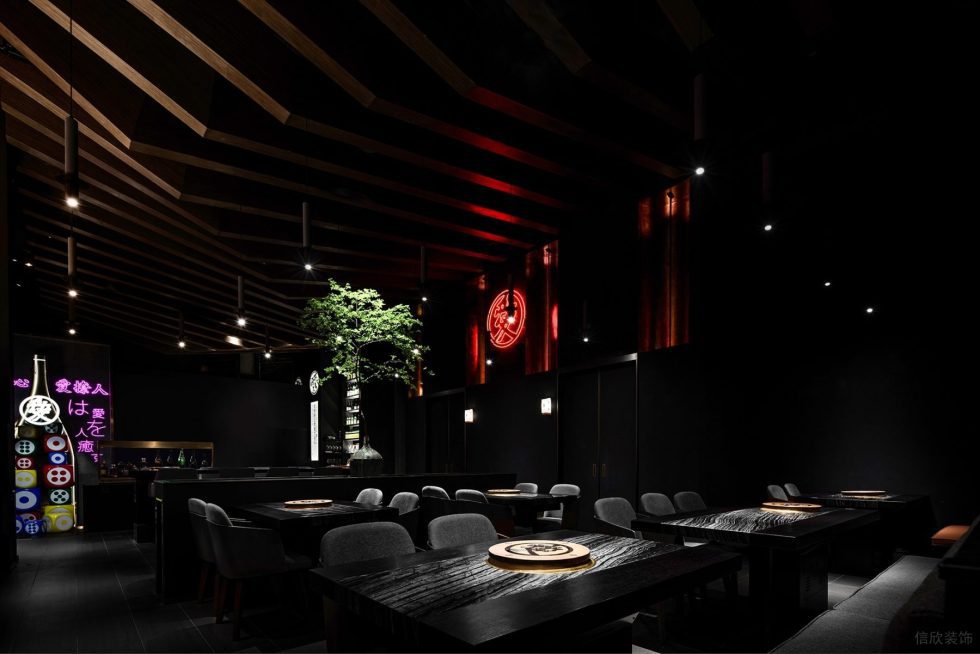 深圳龙华区神秘日式高级黑金轻奢风酒吧用餐区设计