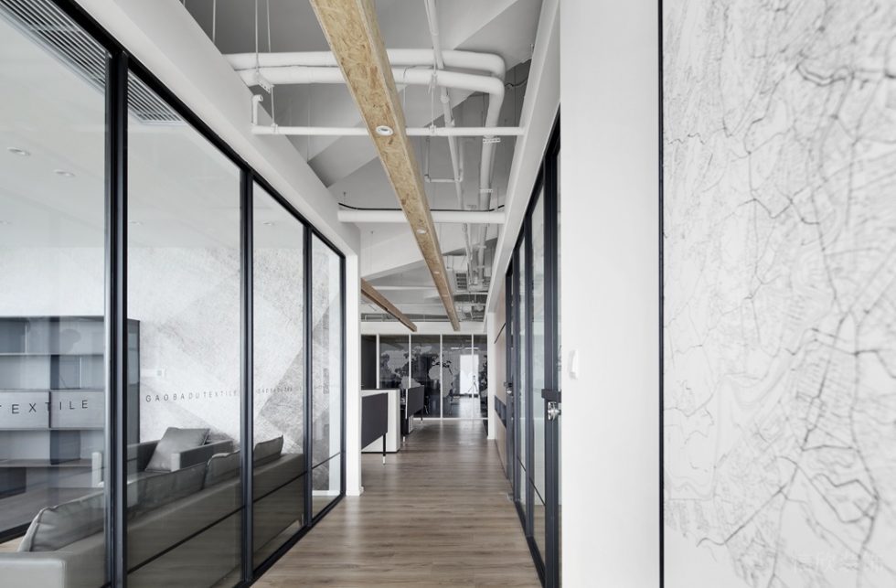 深圳龙华卫东龙商务大厦300平方米简约素色风格办公室装修案例过道浅色调复合木地板
