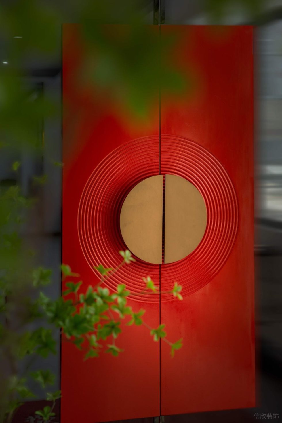 深圳龙华新中式风格餐厅红色古典雕刻包厢大门装修设计