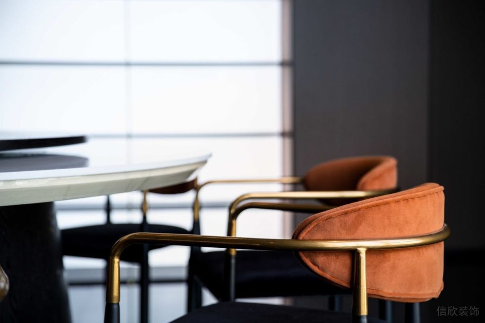 深圳龙华新中式风格餐厅桌椅黑金撞色装修设计
