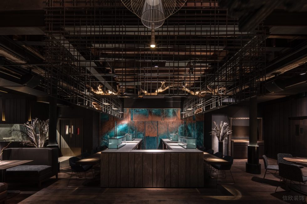 深圳南山黑色金属高雅酒吧吧台装修设计