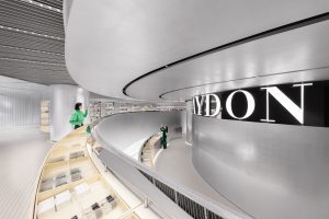 深圳市福田区景田现代风美妆旗舰店装修设计效果图弧形展台